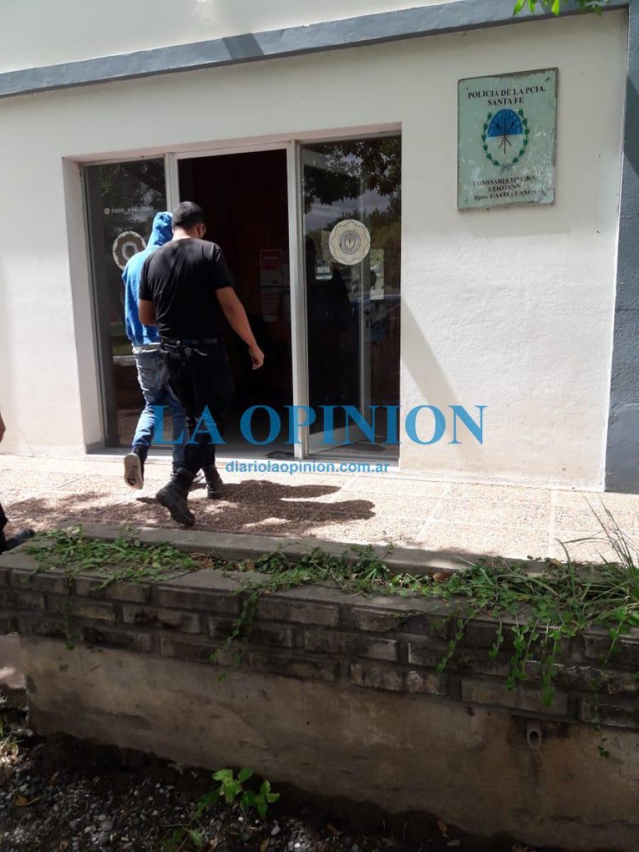 DETENIDO. El joven al ingresar a la unidad de orden p&uacute;blico de Lehmann.