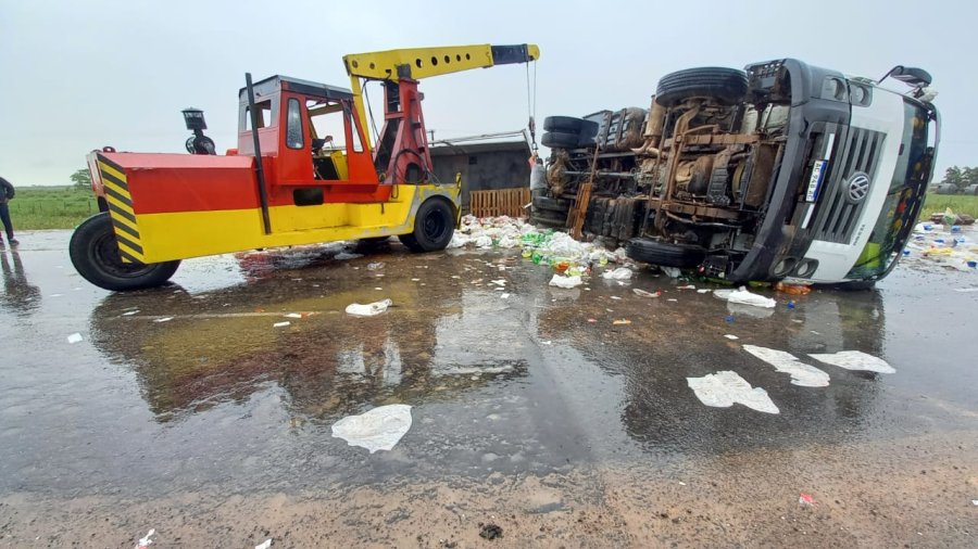 FOTO LA OPINI&Oacute;N PAVIMENTO MOJADO. La Ruta Nacional 34 fue parcialmente cortada por un cami&oacute;n volcado sobre la calzada.