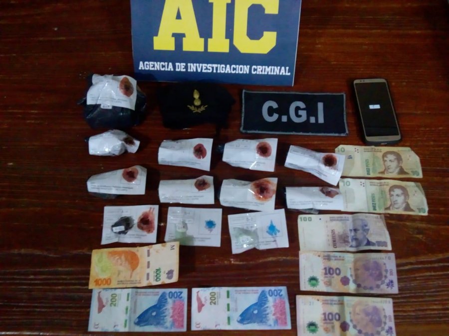 FOTO LA OPINION EN UN AUTOMOVIL. 480 gramos de marihuana, 5 de coca&iacute;na, un tel&eacute;fono celular y dinero en efectivo.
