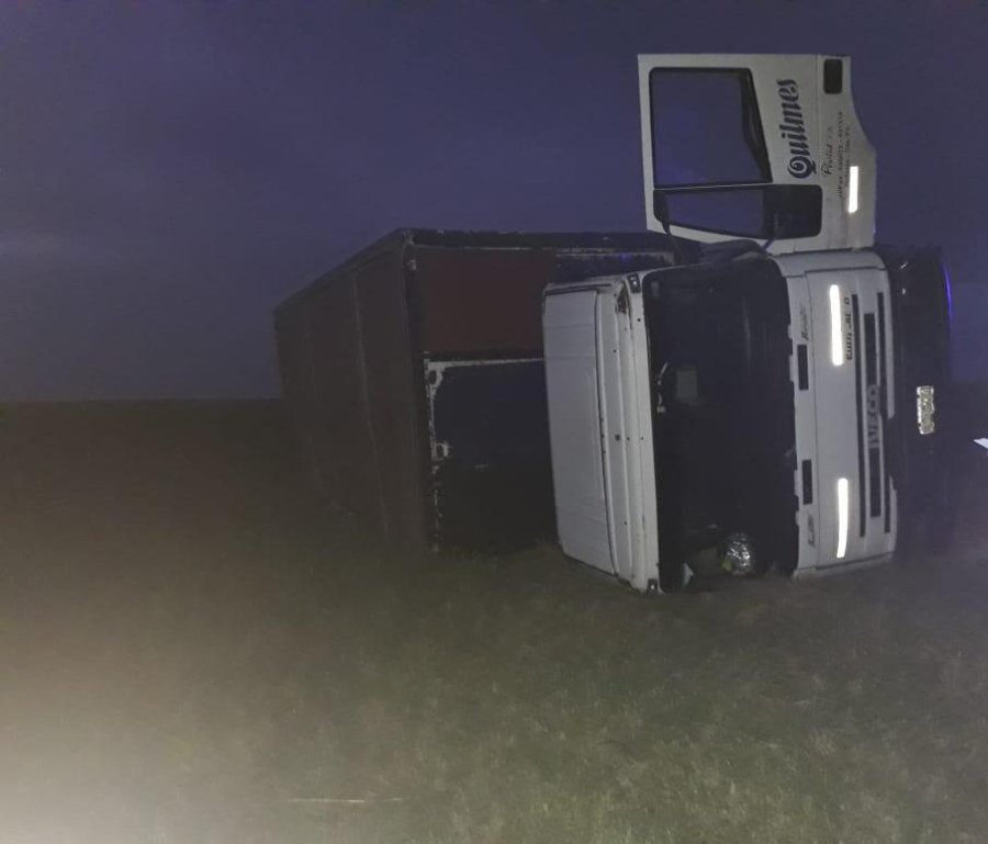 FOTO LA OPINION ESCENARIO. Estado en que qued&oacute; el cami&oacute;n accidentado.