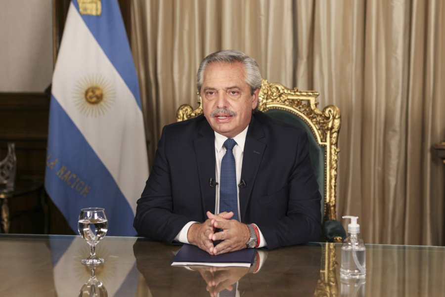 FOTO NA CADENA NACIONAL. Fernández al ofrecer su mensaje a todo el país . CON GOBERNADORES. El Presidente durante una reunión virtual federal.