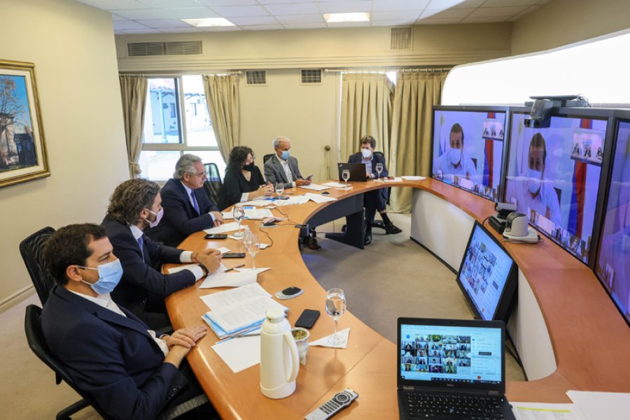 FOTO NA CADENA NACIONAL. Fern&aacute;ndez al ofrecer su mensaje a todo el pa&iacute;s . CON GOBERNADORES. El Presidente durante una reuni&oacute;n virtual federal.