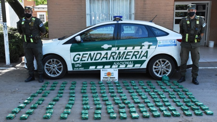 FOTO GNA EN RAFAELA. Los gendarmes locales con la sustancia vegetal incautada.