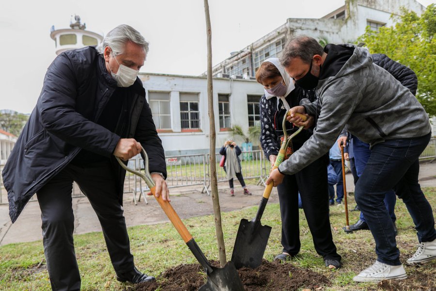 FOTO NA SIMBOLO. Fern&aacute;ndez junto a Carmen Lor&eacute;fice al plantar un &aacute;rbol en homenaje a los desaparecidos.