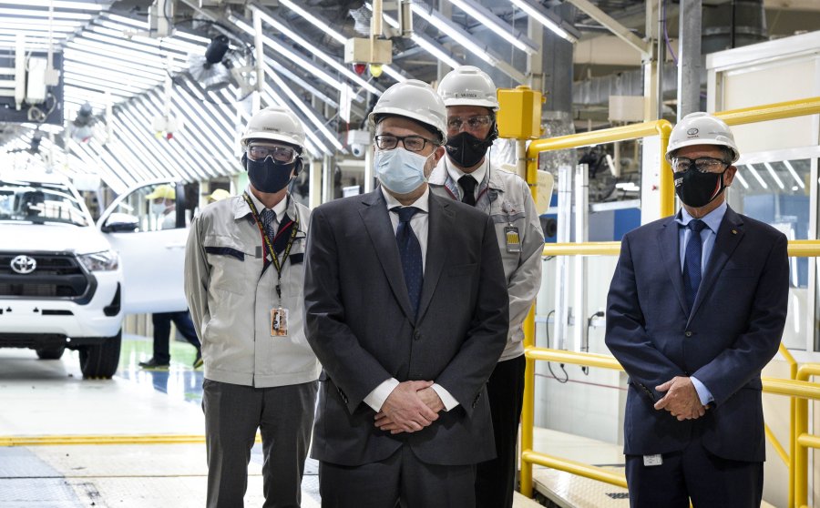FOTO MIN. DESARROLLO PRODUCTIVO RECORRIDA. Kulfas y Herrero en la planta de Toyota en Z&aacute;rate.