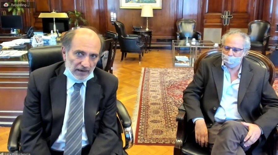 FOTO ADIMRA CONVENIO. Hecker, desde la oficina de Presidencia del Banco Naci&oacute;n, al participar de la reuni&oacute;n del Consejo Directivo de ADIMRA.