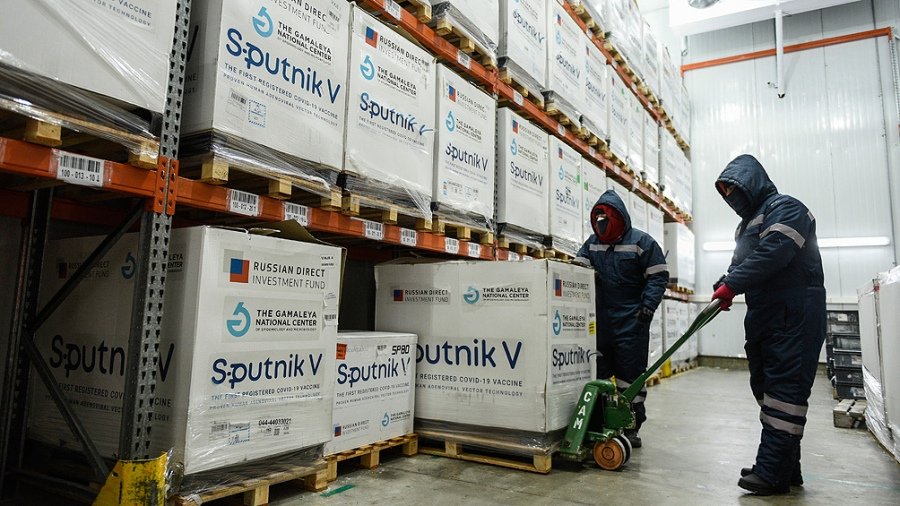 FOTO NA REPARTO. Las vacunas Sputnik V reci&eacute;n llegadas al pa&iacute;s viajar&aacute;n desde hoy a todas las provincias.