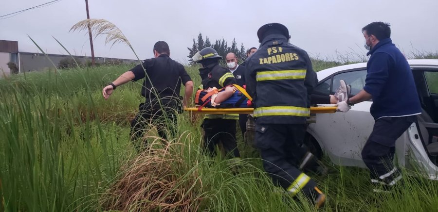 FOTO JPSF ZAPADORES DE VERA. Una mujer qued&oacute; atrapada dentro de un veh&iacute;culo Toyota Corolla.