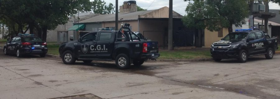 FOTO LA OPINION PRESENCIA POLICIAL. Si bien no se hall&oacute; el arma buscada, se secuestr&oacute; un autom&oacute;vil utilizado en el hecho que se imputa.