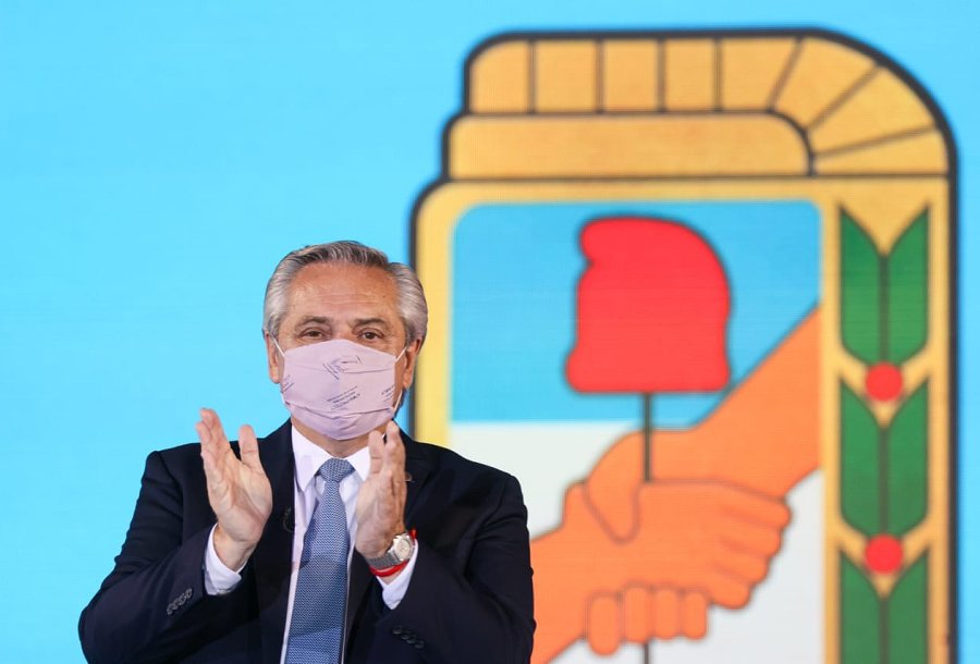 FOTO NA ALBERTO FERNANDEZ. Aplaude delante del escudo del Partido Justicialista.