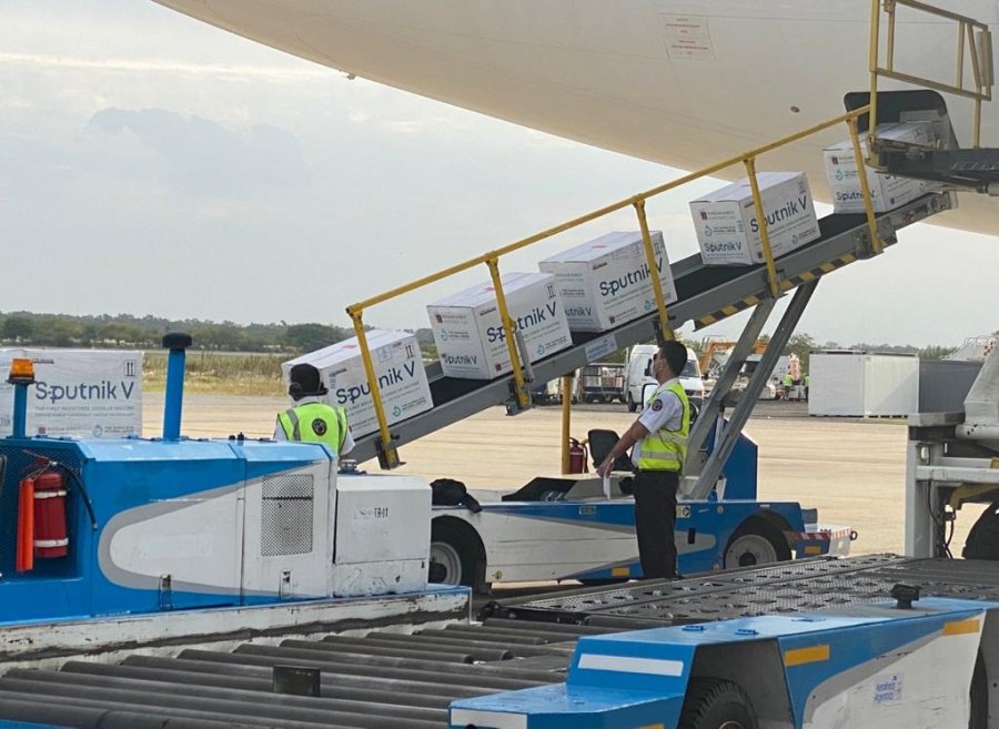 FOTO NA SPUTNIK V. Ayer llegaron 500.000 vacunas rusas al Aeropuerto de Ezeiza.