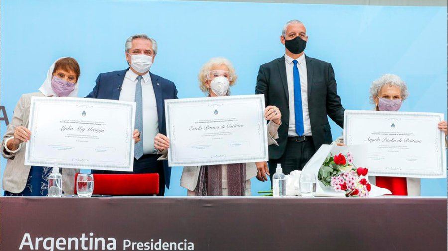 FOTO NA MUSEO DEL BICENTENARIO. Los diplomas del Premio Juana Azurduy para Taty Almeida, Estela De Carlotto y Lita Boitano.