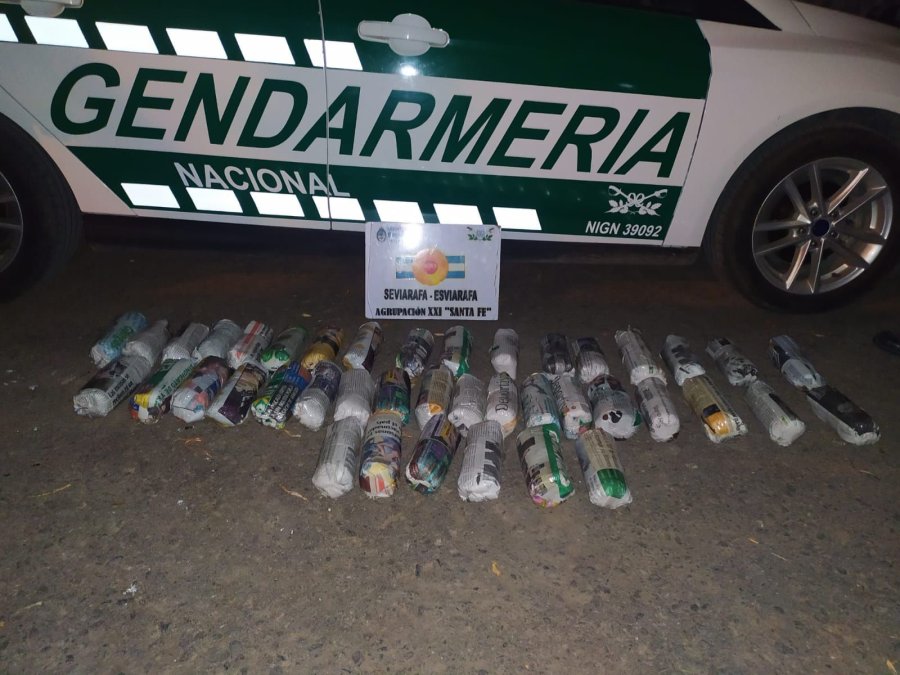 FOTO LA OPINION 10 KILOS DE COCA EN ESTADO NATURAL. Estaban ocultos en 40 paquetes.