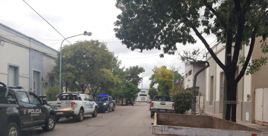 FOTO LA OPINION ARREBATO. El il&iacute;cito ocurri&oacute; en la siesta de ayer y fueron atrapados en V&iacute;ctor Manuel y boulevard Santa Fe.