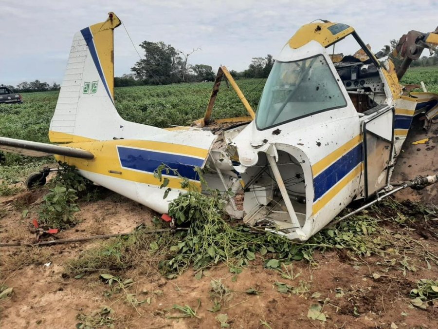 FOTO JPSF AERONAVE FUMIGADORA. Qued&oacute; partida al medio y el piloto con lesiones graves.