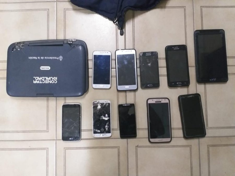 FOTO JPSF LO ROBADO. Nueve tel&eacute;fonos celulares, una notebook, y una tablet, entre otros elementos.