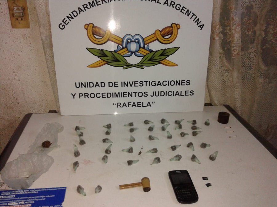 FOTO LA OPINION HALLAZGO. Marihuana; un envoltorio conteniendo semillas de marihuana; y un tel&eacute;fono celular, entre otros elementos de inter&eacute;s.