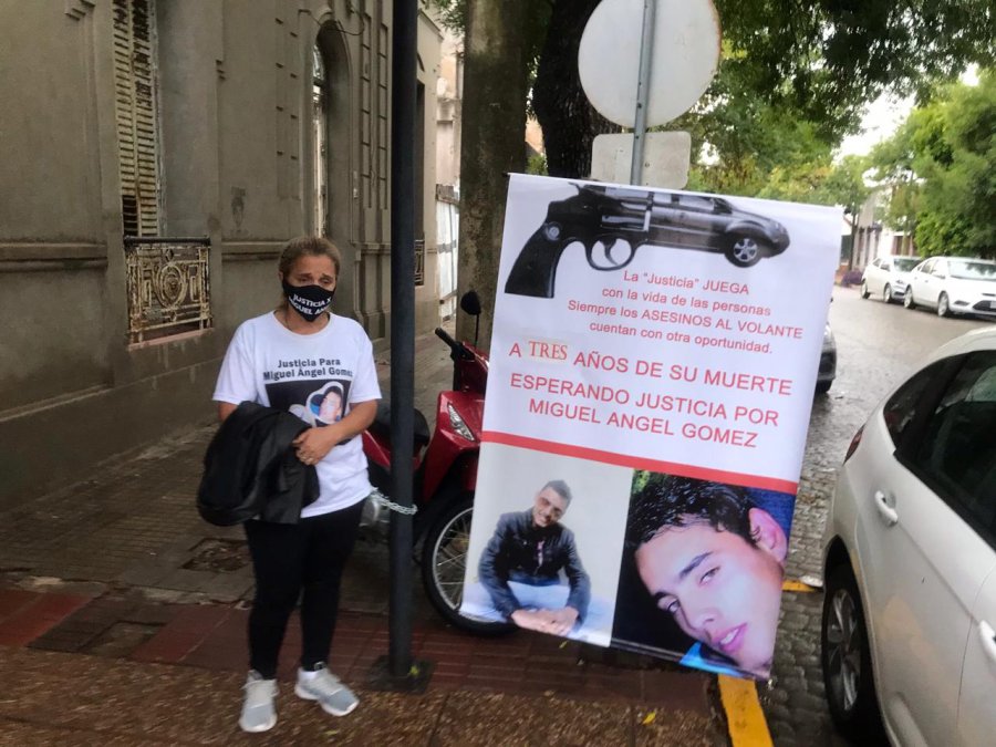 FOTO LA OPINION ENCADENADA. En la ma&ntilde;ana de ayer, frente a la Fiscal&iacute;a de nuestra ciudad.