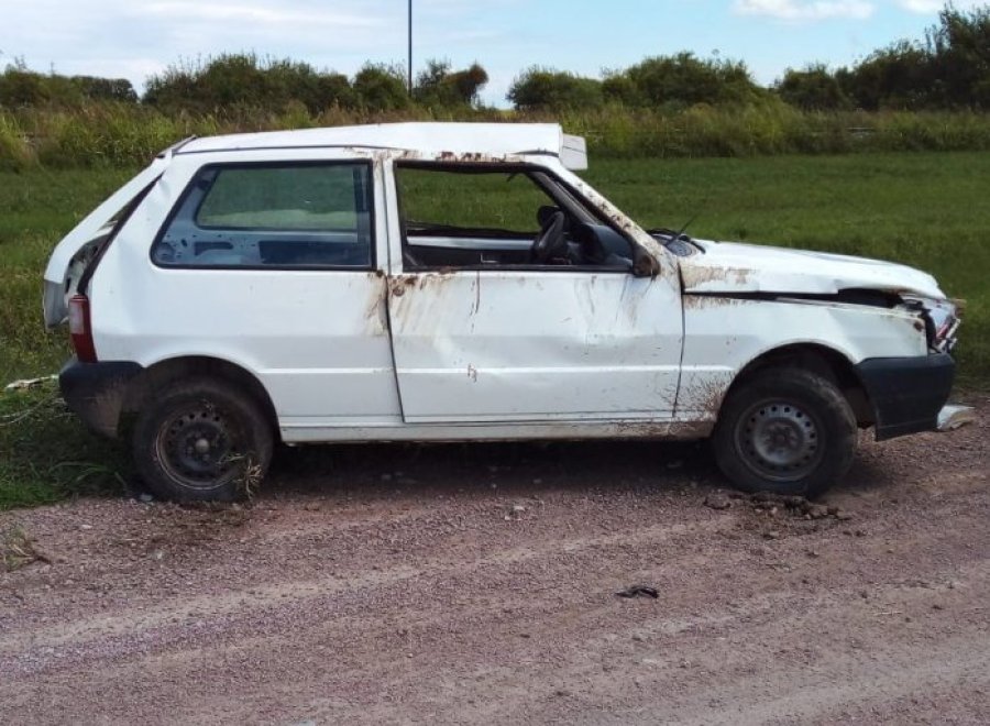 FOTO RBS FIAT UNO. Por causas a establecer, el conductor de un auto perdi&oacute; el control del mismo y volc&oacute;.