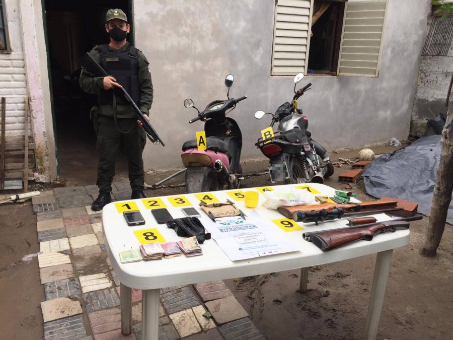 FOTO GNA SANTIAGO DEL ESTERO. Se secuestraron m&aacute;s de 214 mil pesos en efectivo, coca&iacute;na, marihuana, armas, celulares, autom&oacute;viles y motos de la organizaci&oacute;n delictiva.