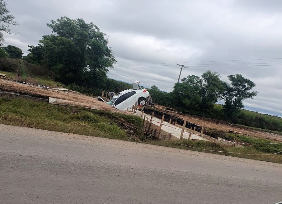 FOTO LA OPINION RENAULT FLUENCE. Qued&oacute; hundido en una alcantarilla en construcci&oacute;n de la ruta.