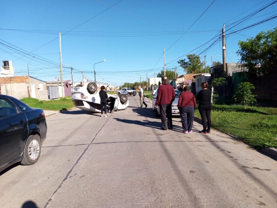 FOTO LA OPINION VUELCO. Estado en que qued&oacute; uno de los autos.