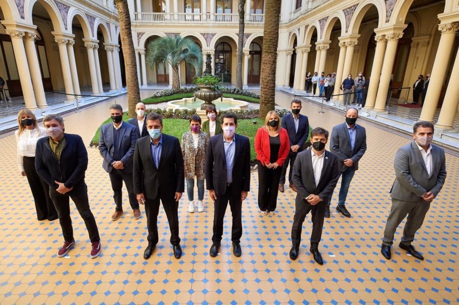 FOTO NA LA FOTO DE LA POLEMICA. Funcionarios y legisladores oficialistas con dirigentes del PRO.
