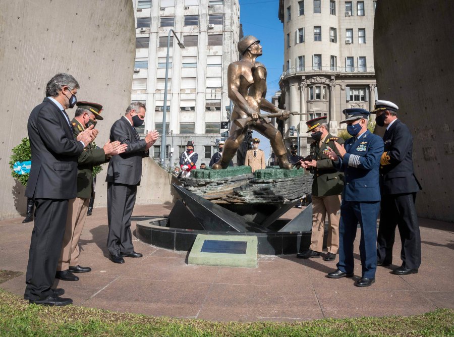 FOTO NA HOMENAJE. Se rindi&oacute; ayer en la Plaza de Armas del Edificio Libertador.