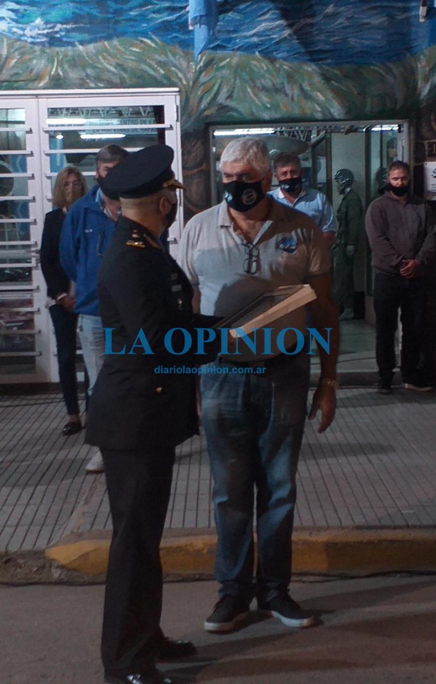 PLAQUETA.  Fue recibida por el presidente del centro de Ex-Combatientes.