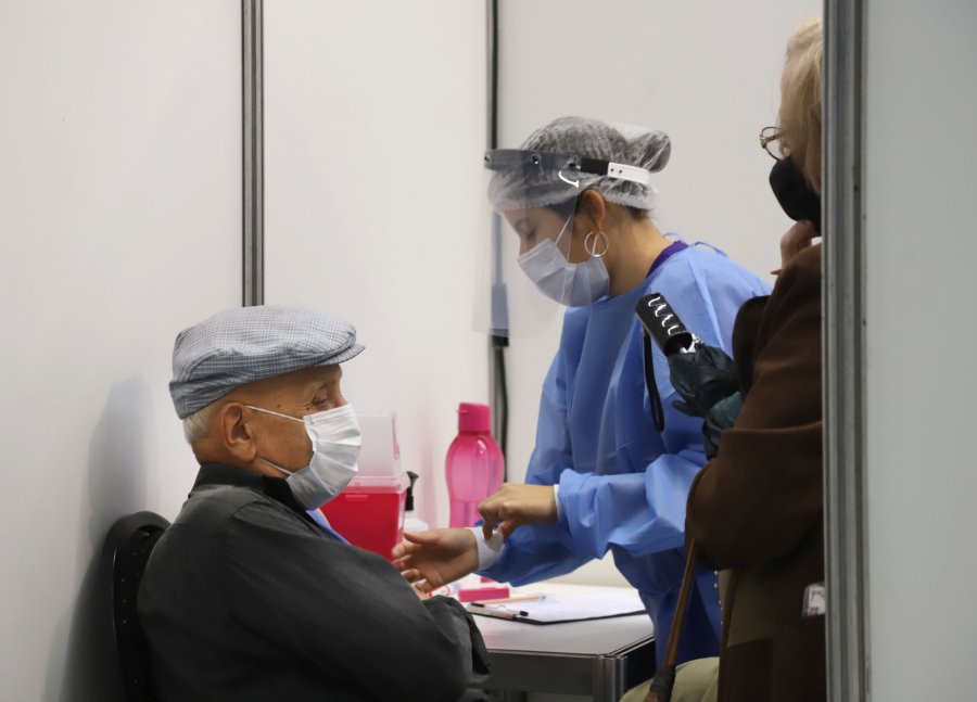 FOTO NA PARA DESTACAR. No se registraron decesos entre personas inmunizadas con dos dosis de la vacuna.