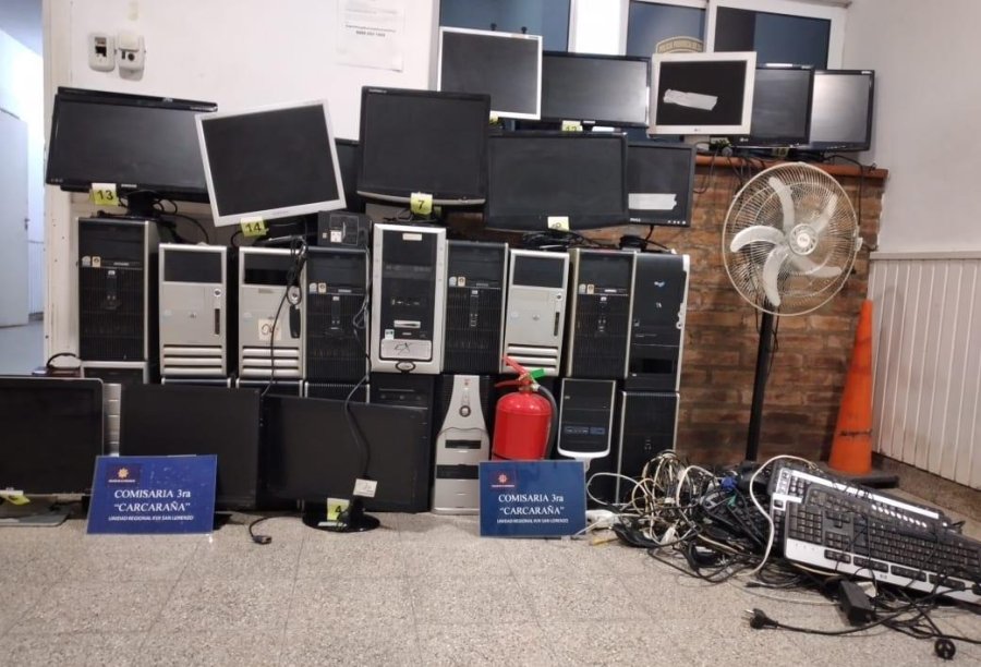 FOTO JPSF OTRO ALLANAMIENTO. Secuestraron 18 computadoras completas para el juego de azar, adem&aacute;s de 22 mil pesos en Carcara&ntilde;&aacute;.