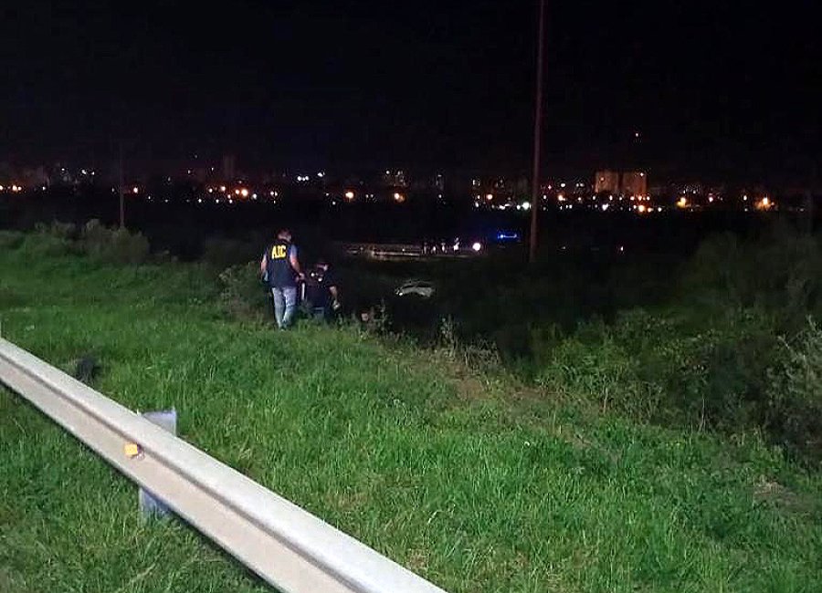 FOTO JPSF SANTA FE. La Renault Master choc&oacute; el guardarail y cay&oacute; en pastizales.