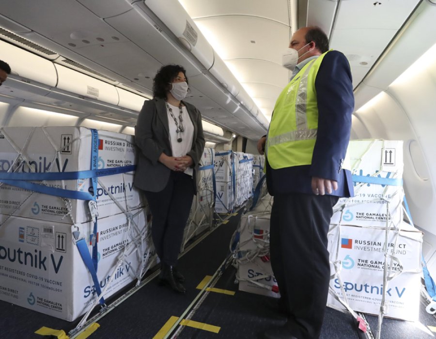 FOTO NA ARRIBO. La ministra Vizzotti en el avi&oacute;n que lleg&oacute; desde Mosc&uacute; con m&aacute;s vacunas Sputnik.