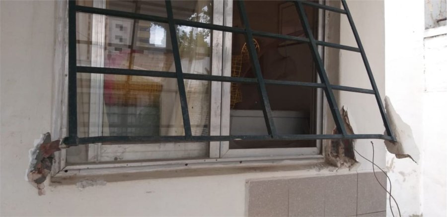FOTO LA OPINION SIN PIEDAD. La reja fue arrancada y tras revolver todo, se llevaron art&iacute;culos de librer&iacute;a para j&oacute;venes becados.