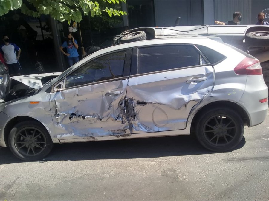 FOTO JPSF IMPACTO Y VUELCO. Dos de los autom&oacute;viles siniestrados antes de ser retirados del lugar.
