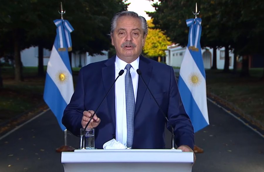 FOTO NA A SOLAS. El presidente Alberto Fern&aacute;ndez al aire libre en Olivos.