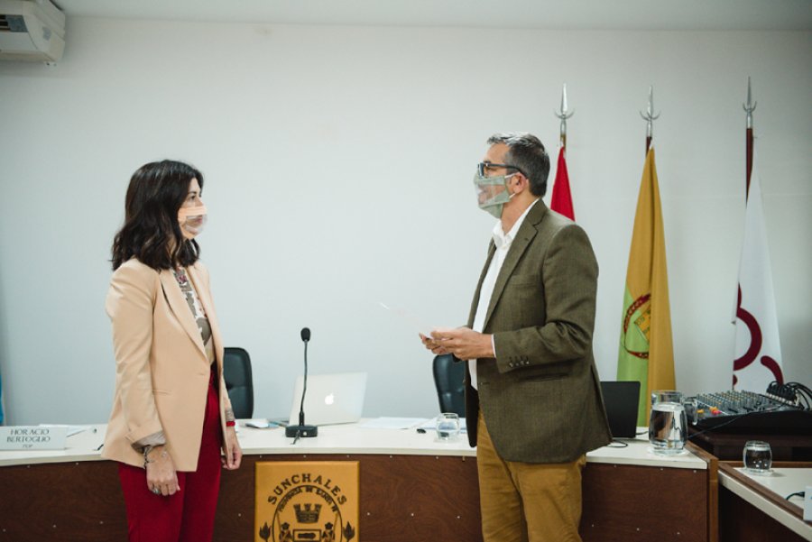 FOTO PRENSA CONCEJO// ASUNCI&Oacute;N. Luciana Paredes y Horacio Bertoglio durante el juramento.