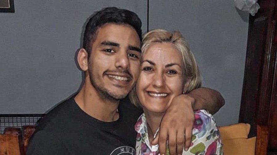 IMAGEN INTERNET MARCELA A. MAYDANA. Ten&iacute;a 44 a&ntilde;os de edad, y aqu&iacute; est&aacute; junto a su hijo.