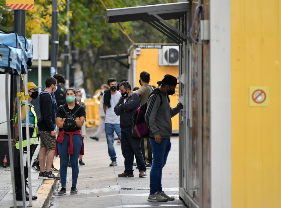 FOTO NA  RCP. Personas con s&iacute;ntomas de Covid esperan por un test en el hospital Pedro Elizalde.