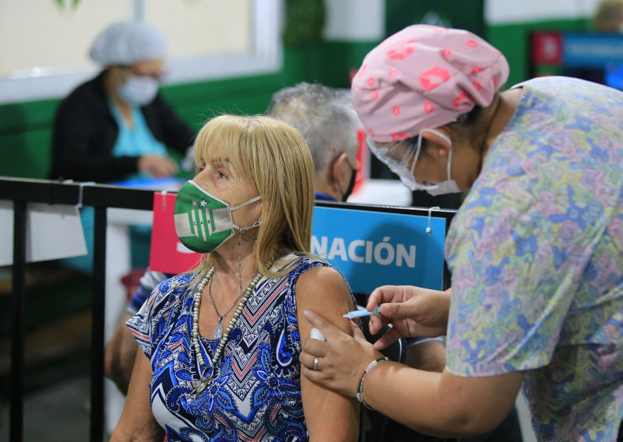 FOTO NA CAMPA&Ntilde;A. Una enfermera vacuna a una mujer en Banfield.