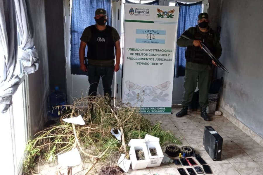 FOTO GNA SECUESTRADO. El lugar estaba "surtido" con toda clase de elementos violatorios de la ley.