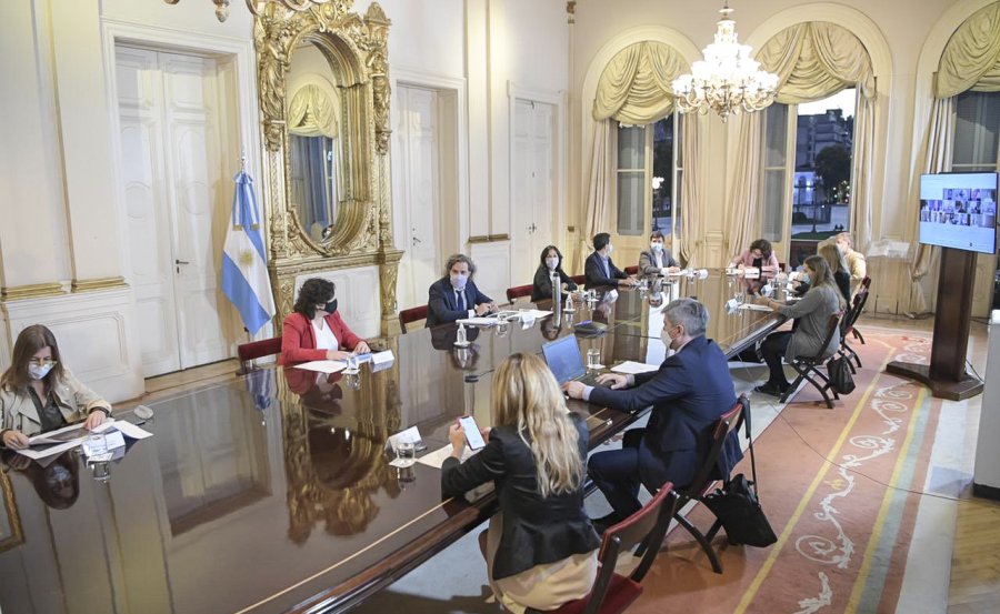 FOTO NA CASA ROSADA. La reuni&oacute;n de ayer fue encabezada por Santiago Cafiero y Carla Vizzotti.