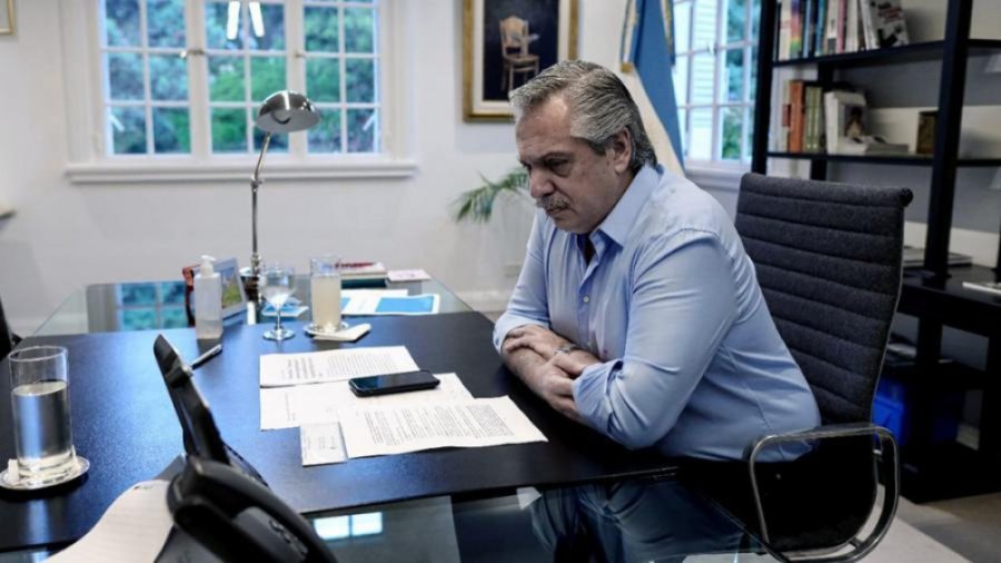 FOTO NA GABINETE VIRTUAL. Alberto Fern&aacute;ndez, quien a&uacute;n tiene Covid, durante la reuni&oacute;n con sus ministros pantalla mediante.