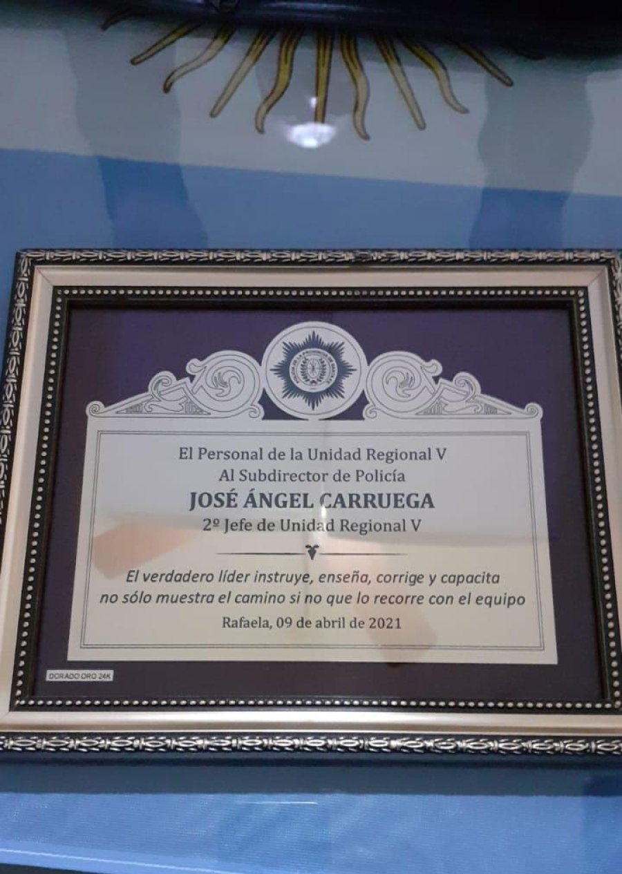 FOTO LA OPINION PLAQUETA. Le fue entregada a Jos&eacute; Angel Carruega.