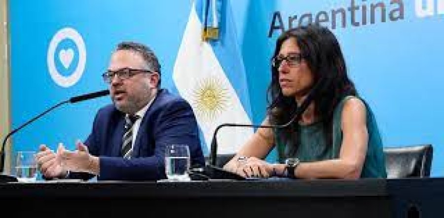 IMAGEN INTERNET INFORMANTES. Mat&iacute;as Kulfas y Paula Espa&ntilde;ol, al dar a conocer una decisi&oacute;n.