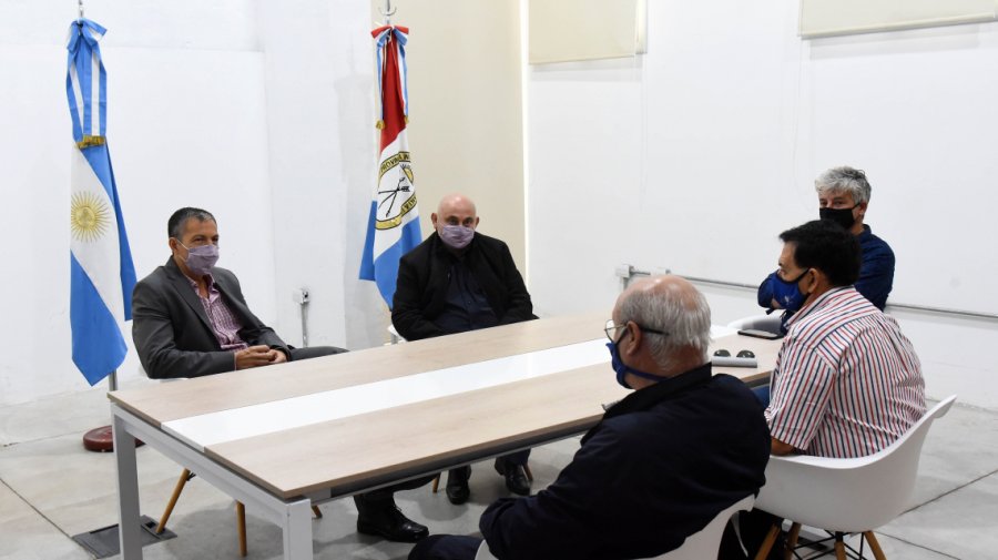 FOTO SCS REUNION. Pusineri junto a dirigentes sindicales en Rosario.