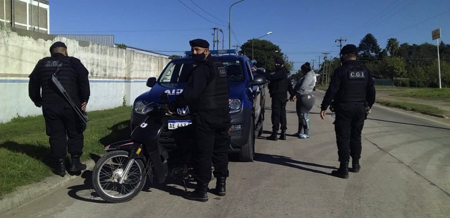 FOTO LA OPINION FUERA DE CIRCULACION. Personal policial rafaelino detuvo a una mujer que conduc&iacute;a una moto robada.