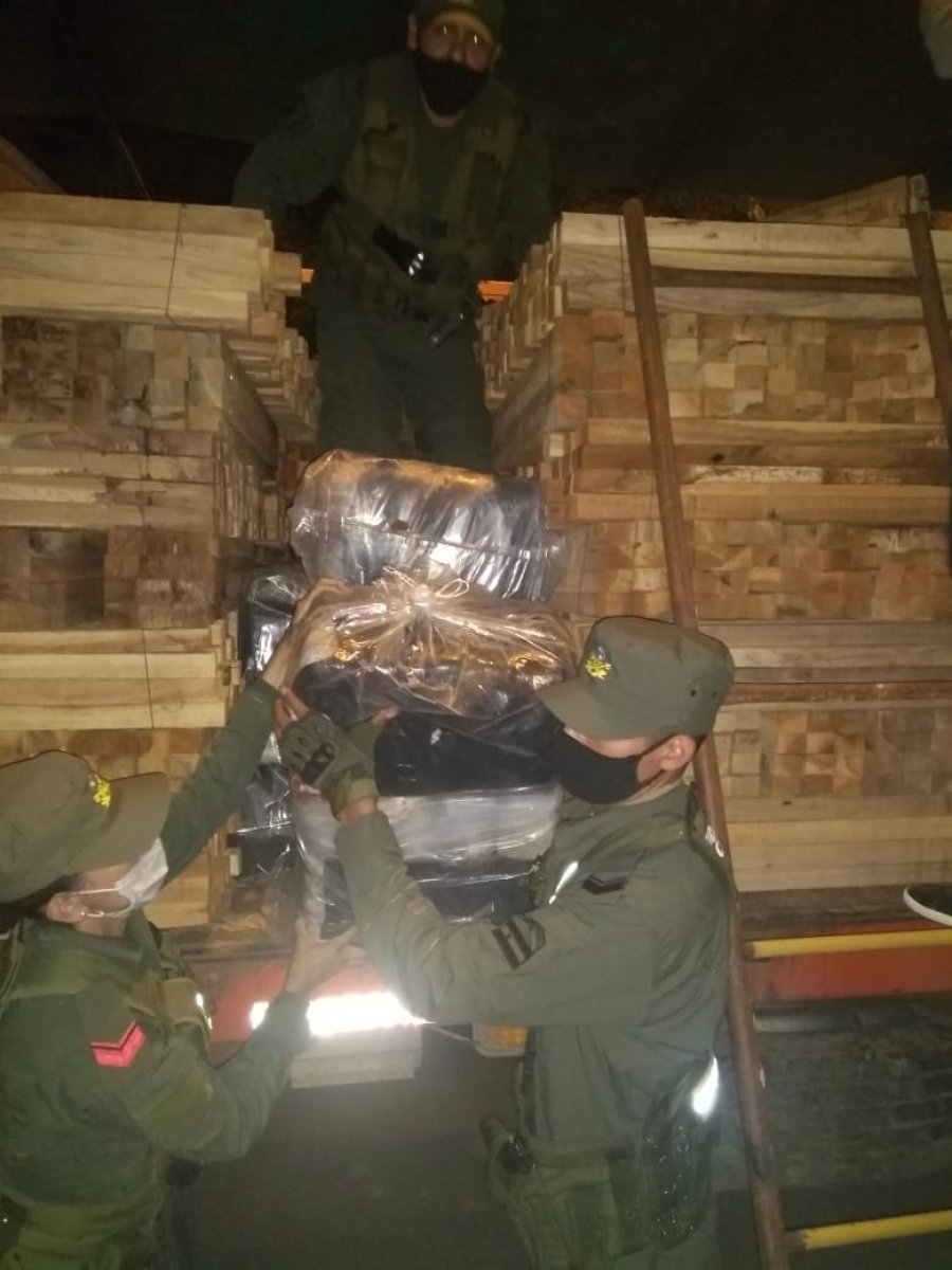 FOTO LA OPINION DOS DETENIDOS. El cami&oacute;n circulaba desde Or&aacute;n, Salta hacia provincia de Buenos Aires.