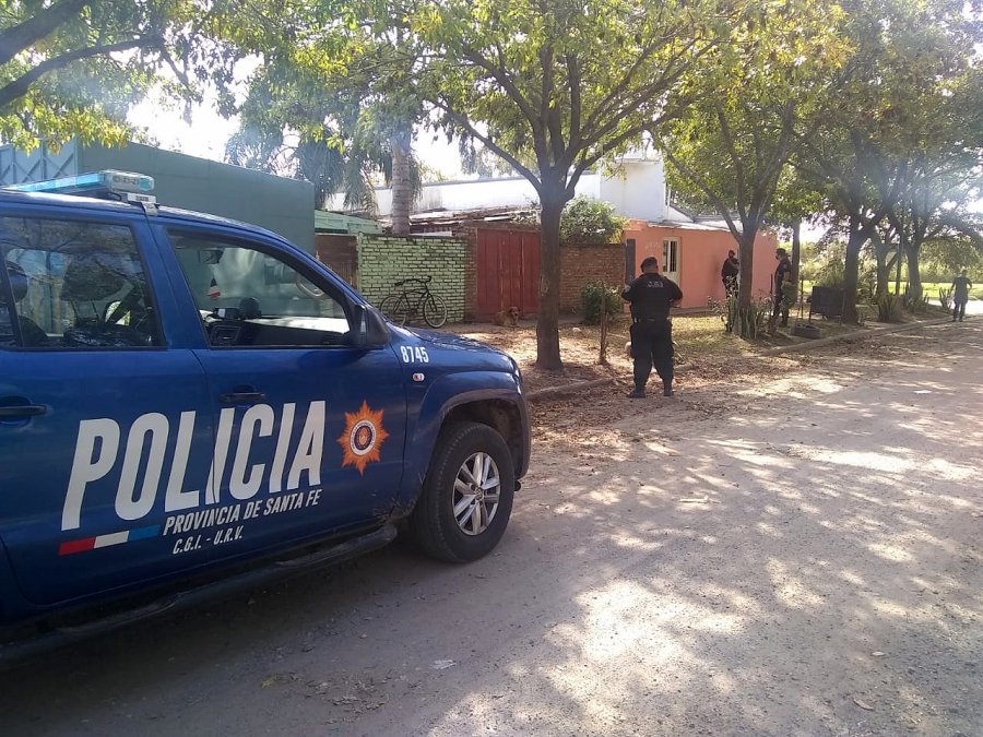 FOTO LA OPINION REQUISA EN BARRIO MORA. En la vivienda del individuo fue hallada la bicicleta robada.