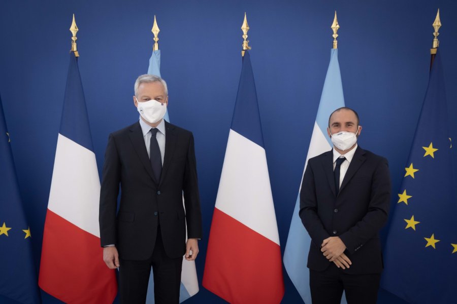 FOTO NA EN PARIS. Bruno Le Maire recibi&oacute; a su par Mart&iacute;n Guzm&aacute;n.